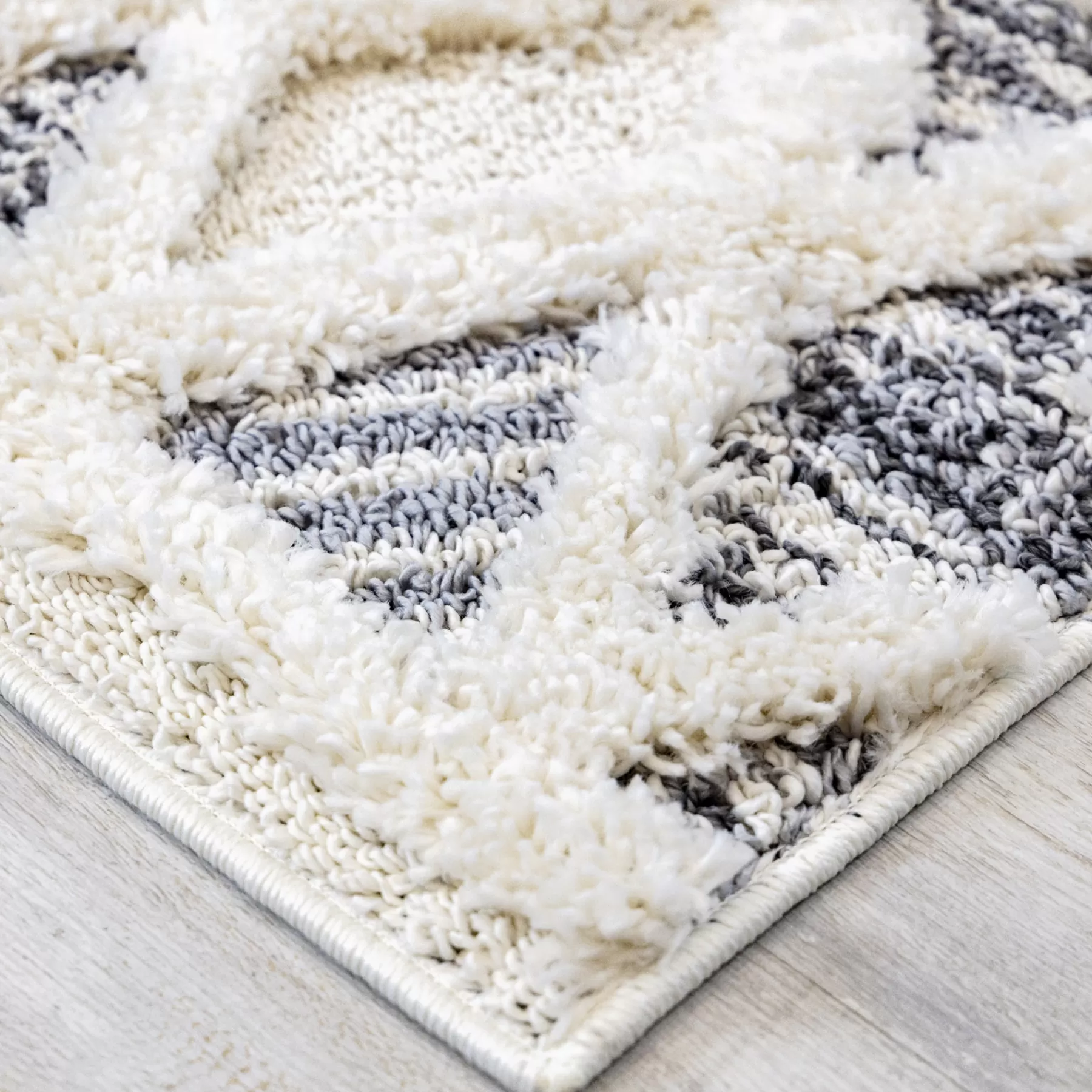 * Sale (B712) Gloria Cream Diamond Design Area Rug, 5 7